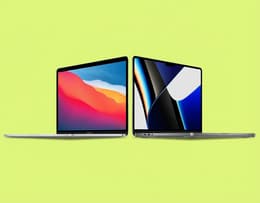 Immagine di un MacBook Air e di un MacBook Pro aperti, con i loro display dai colori vivaci uno accanto all'altro, con il simbolo vs in mezzo.