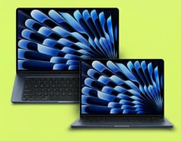 Vari modelli di MacBook Air (serie 15", 2024, M3), serie 13", 2024, M3, serie 5", 2023, M2. Aperti e con lo schermo che mostra colori vivaci.