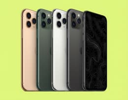 Quattro iPhone 11 Pro disposti in fila, ciascuno in un colore diverso: grigio siderale, argento, oro e verde notte