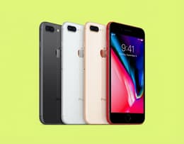 Un'immagine di tutti i colori disponibili dell'iPhone 8 Plus, uno accanto all'altro, con l'ultimo girato in modo che lo schermo sia visibile.